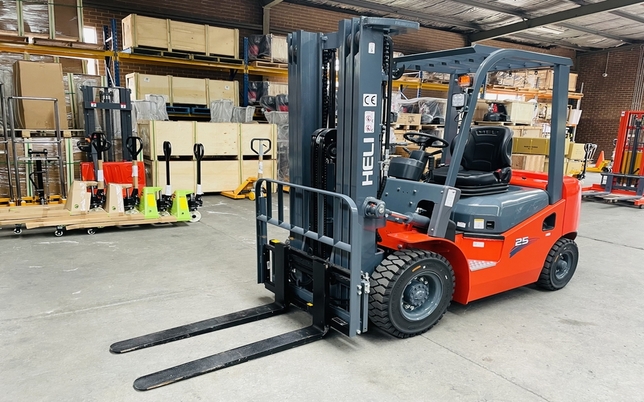 Depo alanında yükleme için kullanılan forklift